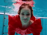 歐美紅髮洋妞喜歡在遊泳池裡遊泳